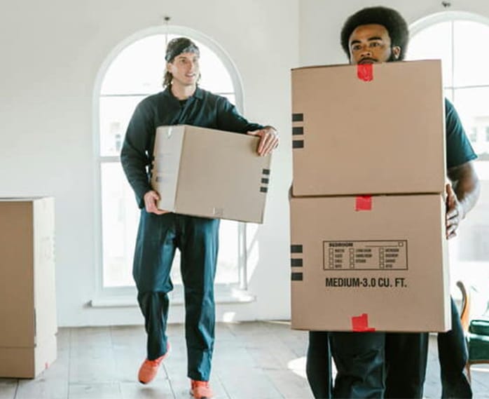 Ladderlift huren door OPRUIMCENTRALE Appartement Leegmaken met verhuislift van opruimcentrale opruimfirma medewerkers.