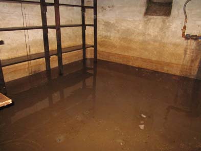 ruimte of kelder leegpompen met waterpomp door opruimcentrale