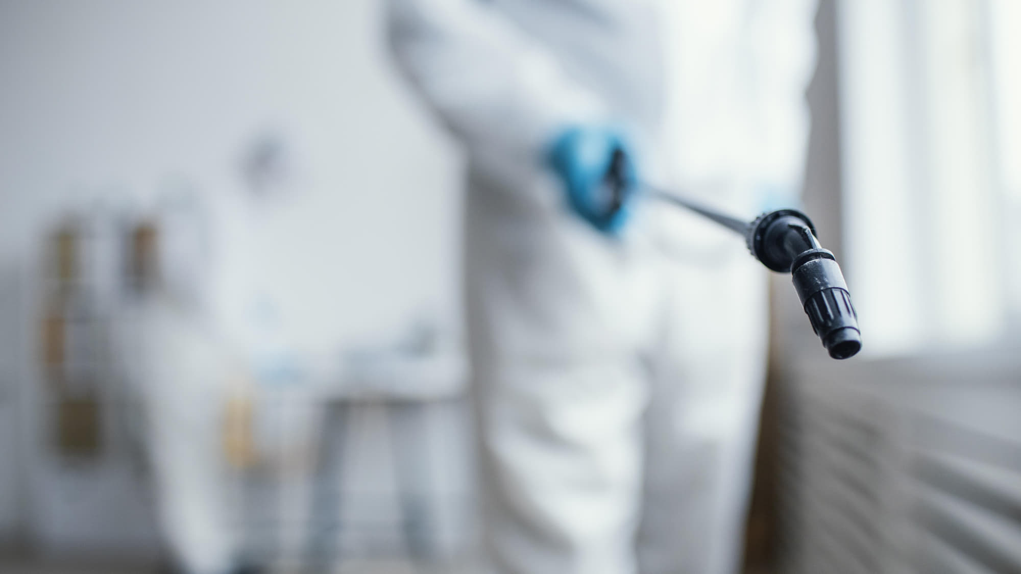 professionele desinfectie en geurverwijdering door werknemer van Opruimcentrale