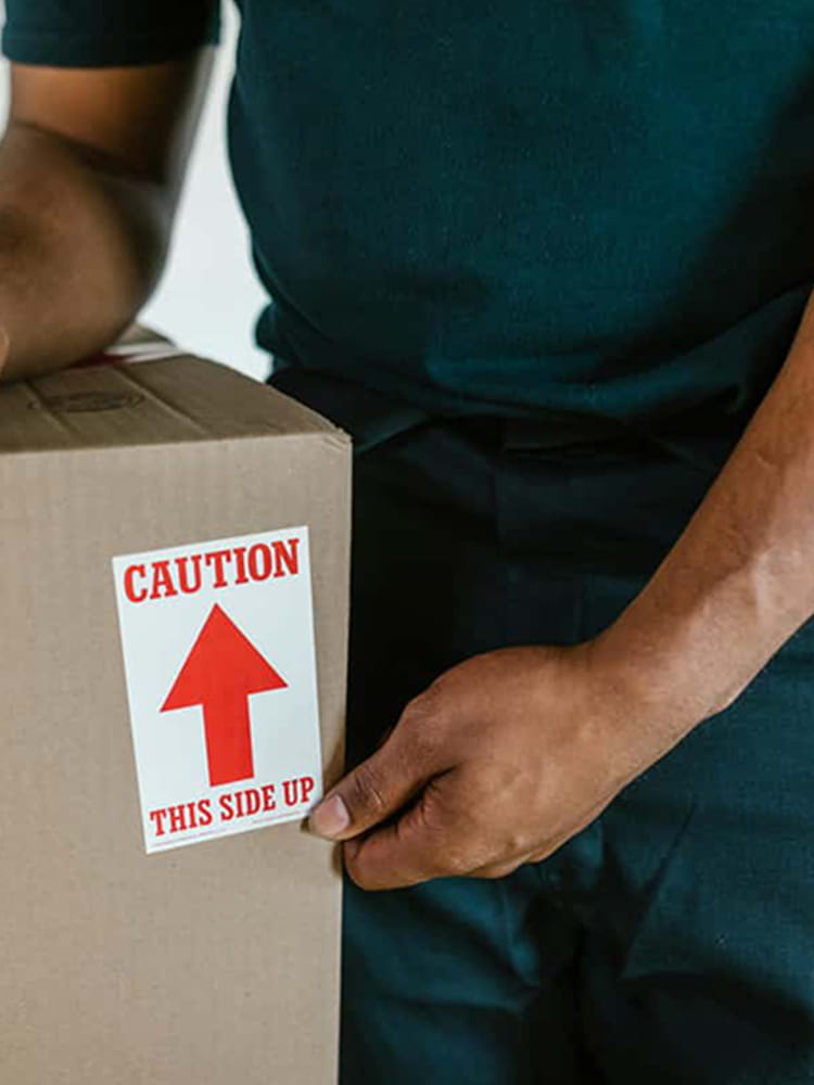 Verhuidienst Opruimcentrale Verhuisfirma is inboedel aan het inpakken.